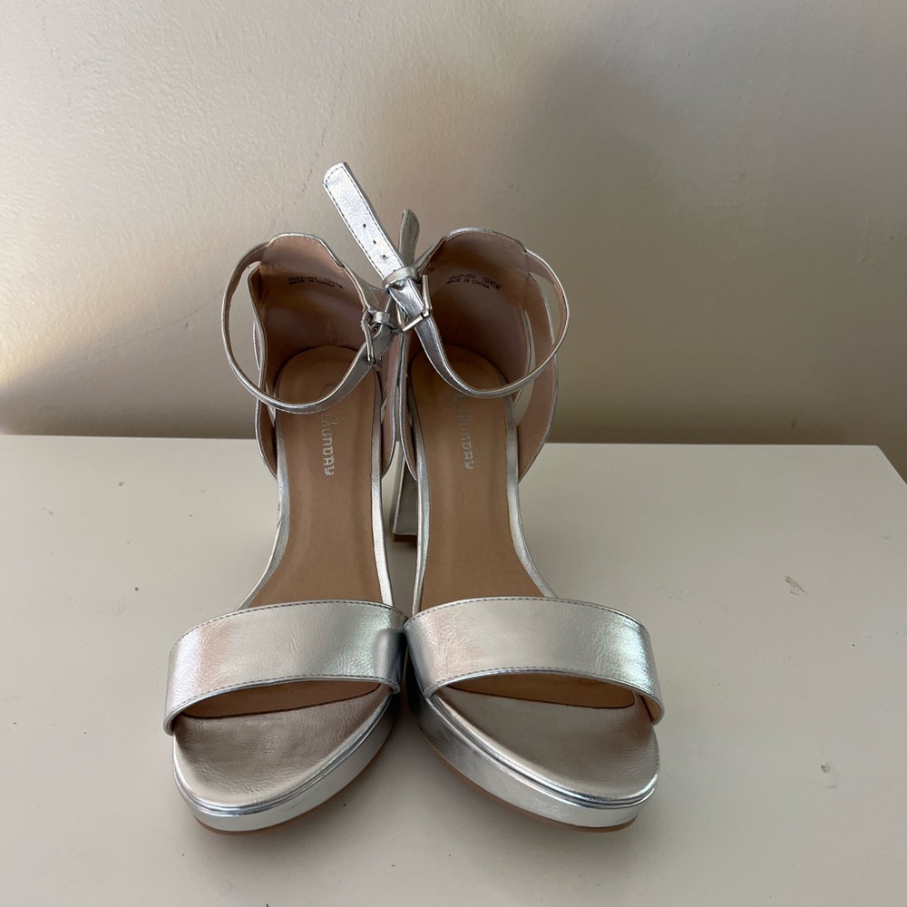 Brand-new silver block heels by CL by Laundry - Picture 3 of 9